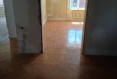 Циклевка штучного паркета в котедже