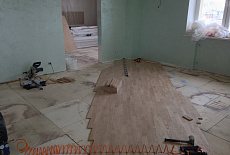Укладка и циклевка штучного паркета с розеткой