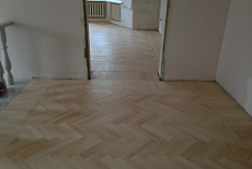 Циклевка штучного паркета в котедже
