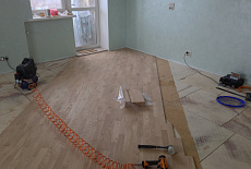 Укладка и циклевка штучного паркета с розеткой